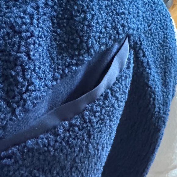 Evereve Two-Tone Sherpa Hoodie in Cream and Navy 1/4 zip, pockets - Picture 6 of 6